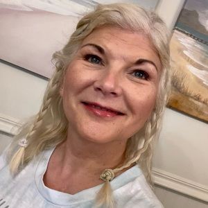 Meet your Posher, Nora,